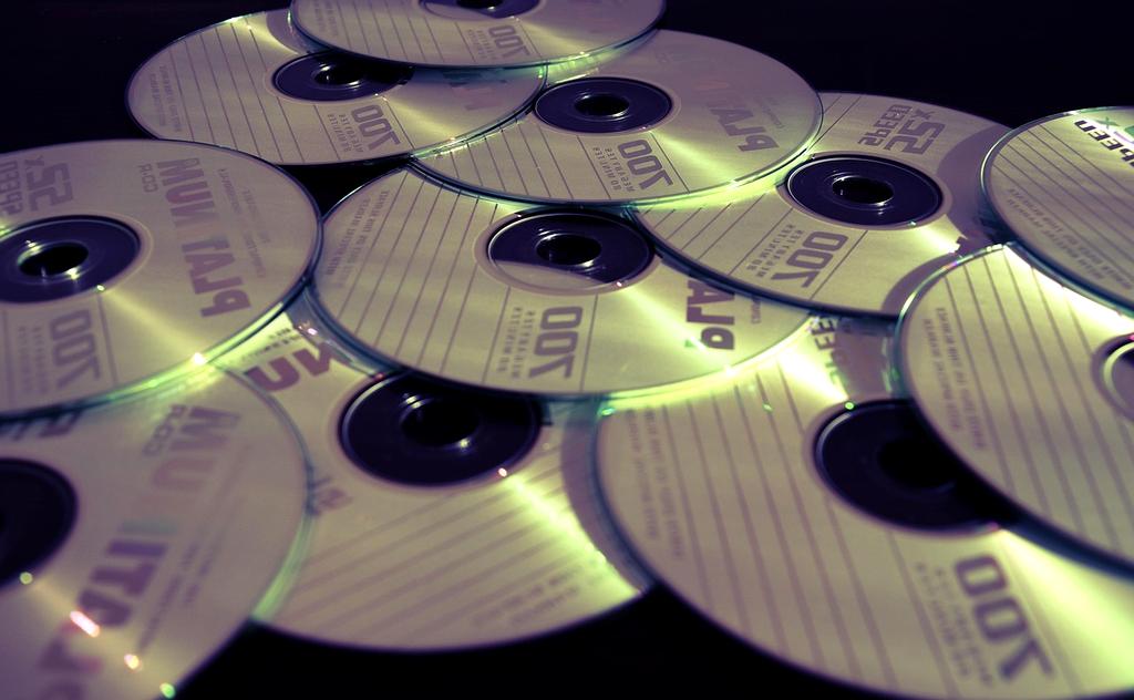 Quantum memory storage with glowing data crystals